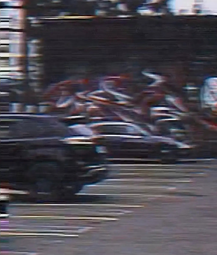 Retro-Aufnahme eines Autos auf einer Strasse in der Stadt