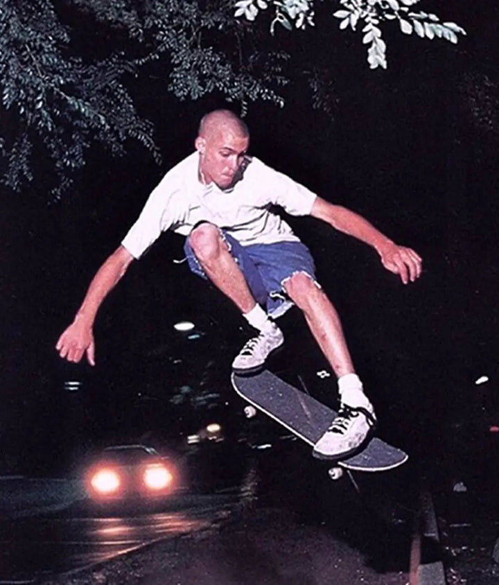 Ein Skateboarder bei einem Sprung in der Nacht